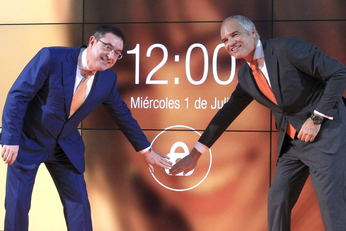 El presidente de Euskaltel, Alberto García Erauzkin (izquierda), junto al director general de esta compañia, Fernando Ojeda, en su debut en Bolsa.