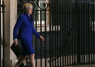 Theresa May sale de la residencia oficial de Downing Street.