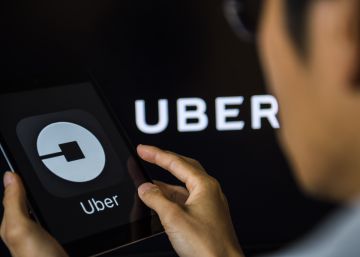 Una persona accede a la aplicación de Uber.
