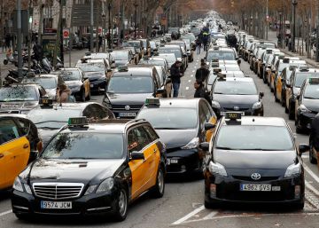 Taxistas de Barcelona bloquean la Gran Vía en la jornada del viernes.