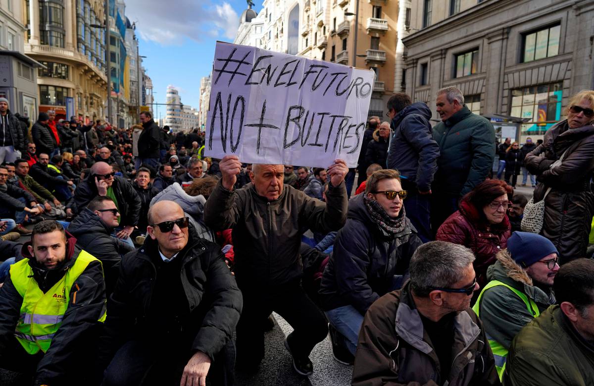 Los taxistas bloquearon este lunes la Gran Vía de Madrid.
