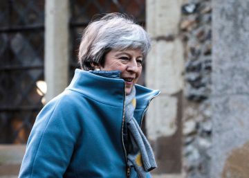 Theresa May, saliendo de misa este domingo.