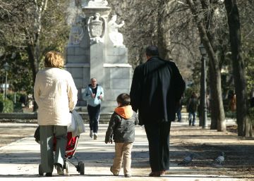 Una familia pasea en un parque