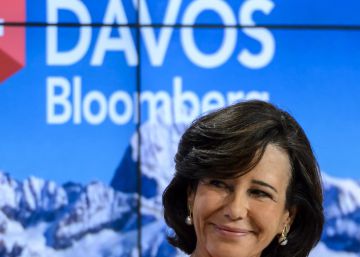 La presidenta del Santander, Ana Botín, entre la representación española en Davos.