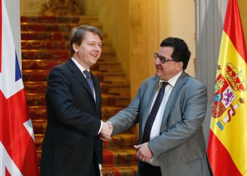El secretario de Estado para la Unión Europea, Luis Marco Aguiriano (d), y el subsecretario de Estado del Departamento británico para la salida de la Unión Europea, Robin Walker (i), durante la firma del Acuerdo entre el Reino de España y el Reino Unido de Gran Bretaña e Irlanda del Norte sobre la participación en determinadas elecciones de nacionales de cada país