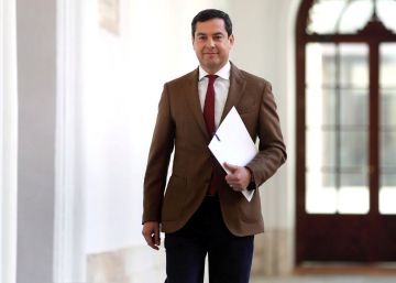 El presidente de la Junta de Andalucía, Juanma Moreno, a su llegada a la rueda de prensa en la que ha anunciado la composición de su Gobierno.
