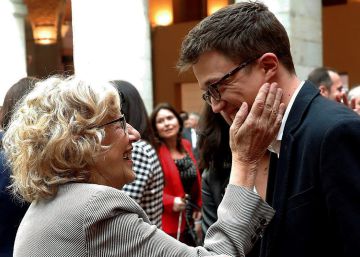 La alcaldesa de Madrid, Manuela Carmena, y el ya exdiputado de Podemos Íñigo Errejón.