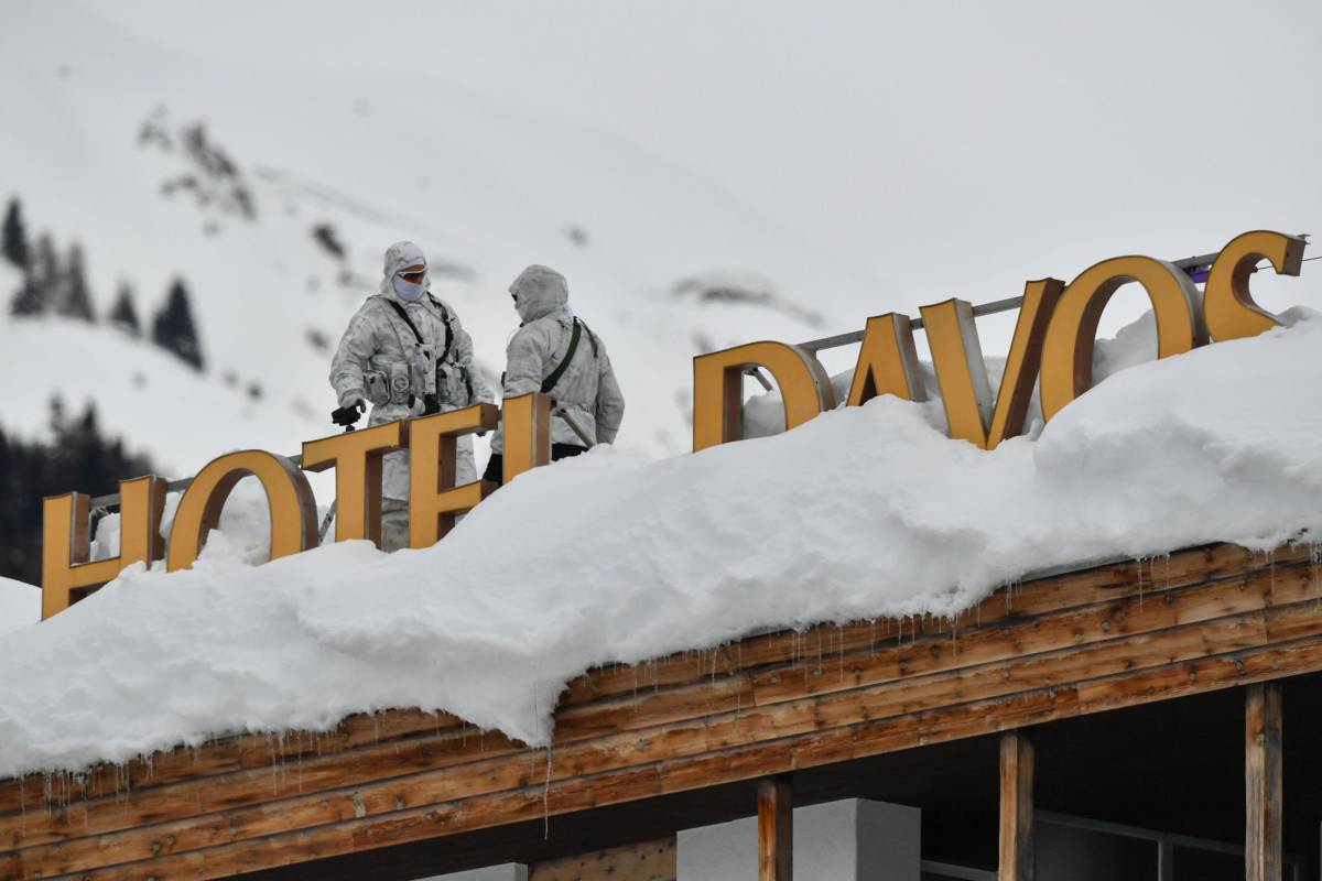 Servicios de seguridad suizos custodian uno de los hoteles donde se celebra la cumbre de Davos.