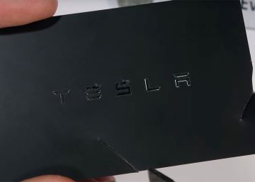 Así son las entrañas de la tarjeta que sirve de “llave” de los Tesla