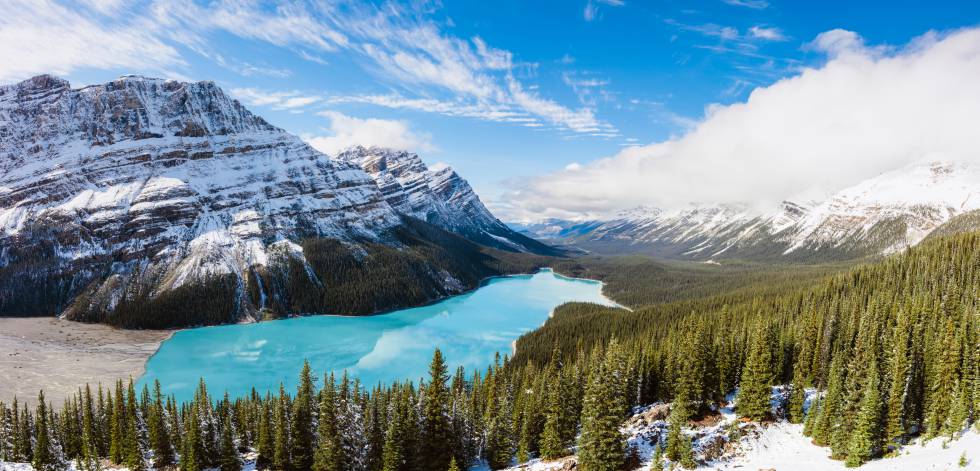 El lago Moraine, en el Parque Nacional de Banff, en Alberta (Canadá).