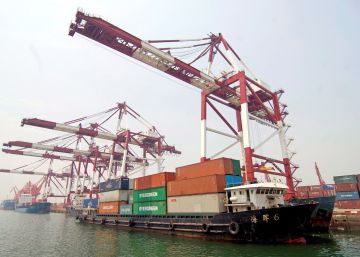Un barco con contenedores