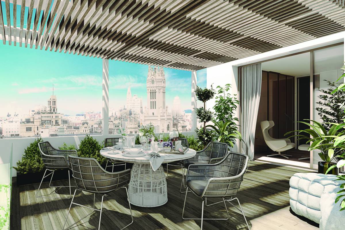 Terraza del 'triplex' de la promoción de lujo Montalbán 11, en Madrid.