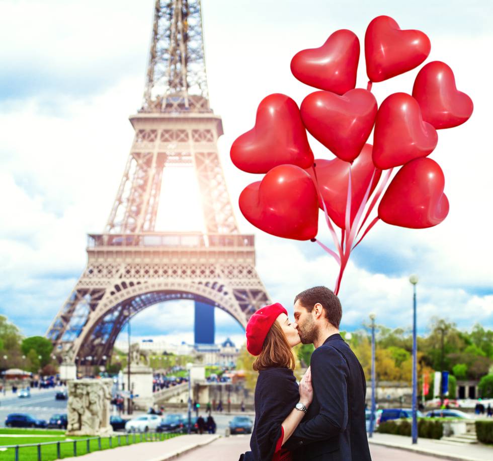 Dos enamorados en París.