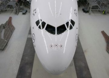 Airbus A380 en un hangar de Hamburgo (Alemania).