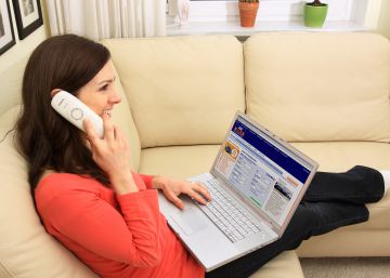 Una mujer utiliza la página de compra de coches online AutoScout 24.