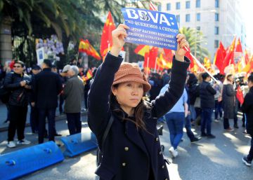 Miembros de la comunidad china se concentraron este mediodía frente a la sede del BBVA en Madrid en protesta por la discriminación bancaria.