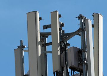 Torres de telefonía móvil en el tejado de un edificio en Madrid.