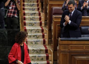 El presidente del Gobierno, Pedro Sánchez, y los diputados socialistas aplauden a la ministra de Hacienda, María Jesús Montero, durante el debate de los Presupuestos, este miércoles.