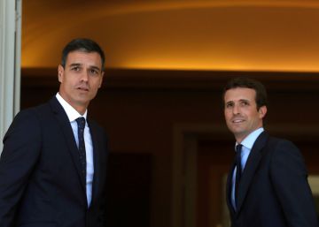 El presidente del Gobierno, Pedro Sánchez, (izquierda) junto al líder del PP, Pedro Casado.