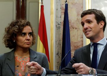 El presidente del PP, Pablo Casado, acompañado por la portavoz del grupo popular en el Congreso, Dolors Montserrat.