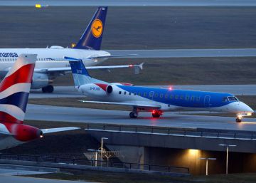Un avión de Flybmi, entre aparatos de Lufthansa y British Airways, el pasado mes de enero en el aeropuerto de Munich.