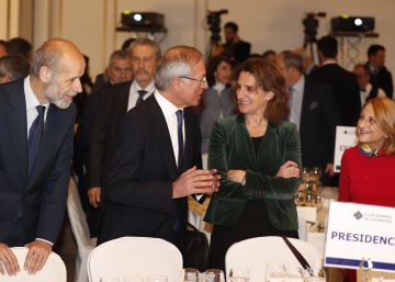 José Domínguez, secretario de Estado de Energía; Miguel Antoñanzas, presidente de Viesgo; Teresa Ribera, ministra para la Transición Ecológica y maite Costa, presidenta de Funsean y expresidneta de la CNE, ayer en el Hotel Palace, durane el acto de entrega de los premios del Club de la Energía.