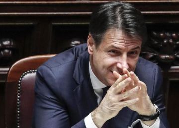 A la izquierda, el vicepresidente italiano Luigi di Maio, a la derecha, el vicepresidente Matteo Salvini y en el centro, el primer ministro de Italia, Giuseppe Conte.