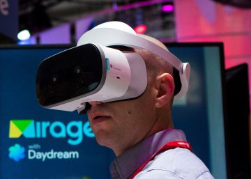 Un visitante prueba unas gafas de realidad virtual en uno de los expositores del Mobile World Congress celebrado el año pasado.