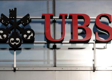 Logotipo del banco suizo UBS, en Zúrich.