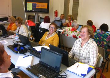 Un grupo de mayores en un taller de informática.