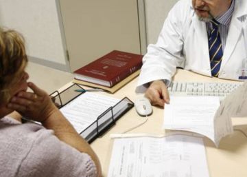 Una paciente en la consulta del médico en una imagen de archivo.