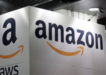Logotipo de Amazon en una feria de emprendedores en París.