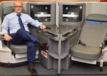 Richard Clark, subdirector de Air Europa, en los asientos que incorporará la nueva clase Business de la aerolínea.