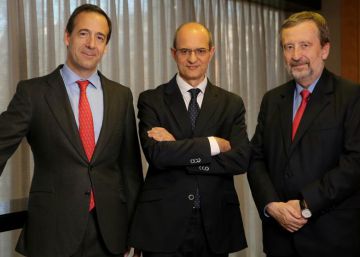 Gonzalo Gortázar, presidente; Javier Valle, director general; y Tomás Muniesa, vicepresidente de VidaCaixa.