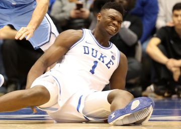 Caída de Zion Williamson tras romperse la deportiva Nike en medio de un partido.