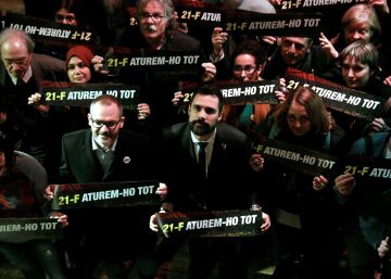 El presidente del Parlament Roger Torrent, junto a los ex presidentes Joan Rigol, Ernest Benach y Núria de Gispert, durante el acto de apoyo a los detenidos por el 1-O y en apoyo a la huelga general.