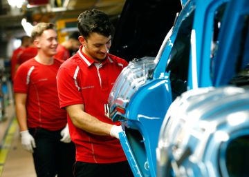 Empleados de la fábrica de Porsche en Stuttgart-Zuffenhausen, Alemania.rn