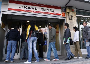 Imagen de la entrada a una oficina pública de empleo.