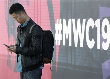 Un visitante en la Fira de Barcelona,cita mundial de la movilidad y la conectividad, el Mobile World Congress (MWC),