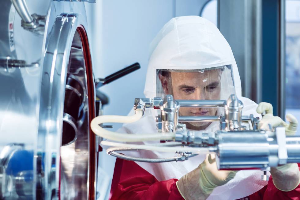 Un empleado de la firma en el laboratorio.