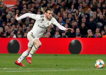 FILE PHOTO: Soccer Football - Copa del Rey - Semi Final First Leg - FC Barcelona v Real Madrid - Camp Nou, Barcelona, Spain - February 6, 2019 Real Madrid's Gareth Bale in action REUTERSAlbert GeaFile Photo
