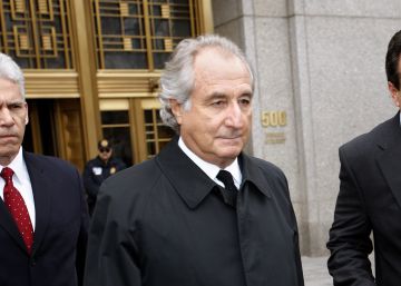 Bernard Madoff saliendo de los juzgados en Nueva York.
