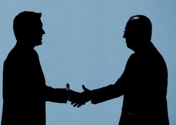 El presidente de BBVA, Carlos Torres (izquierda), felicita al consejero delegado, el turco Onur Genç, tras su intervención durante la junta de accionistas celebrada en Bilbao.