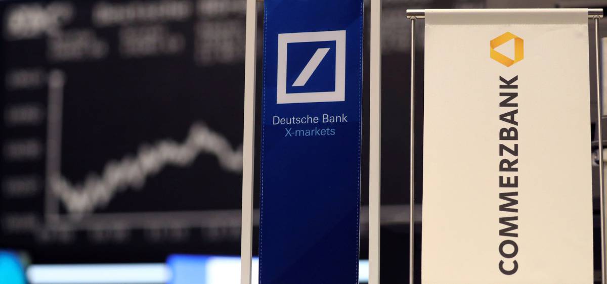 Cartelería de Deutsche Bank y Commerzbank en la Bolsa de Fráncfort.
