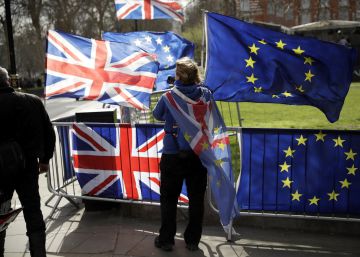 Un manifestante proBrexit, junto a otro contrario al Brexit, ayer en Londres.