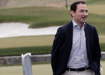 Jonathan Gray, director global de bienes raíces, llega a aun encuentro con Donald Trump.