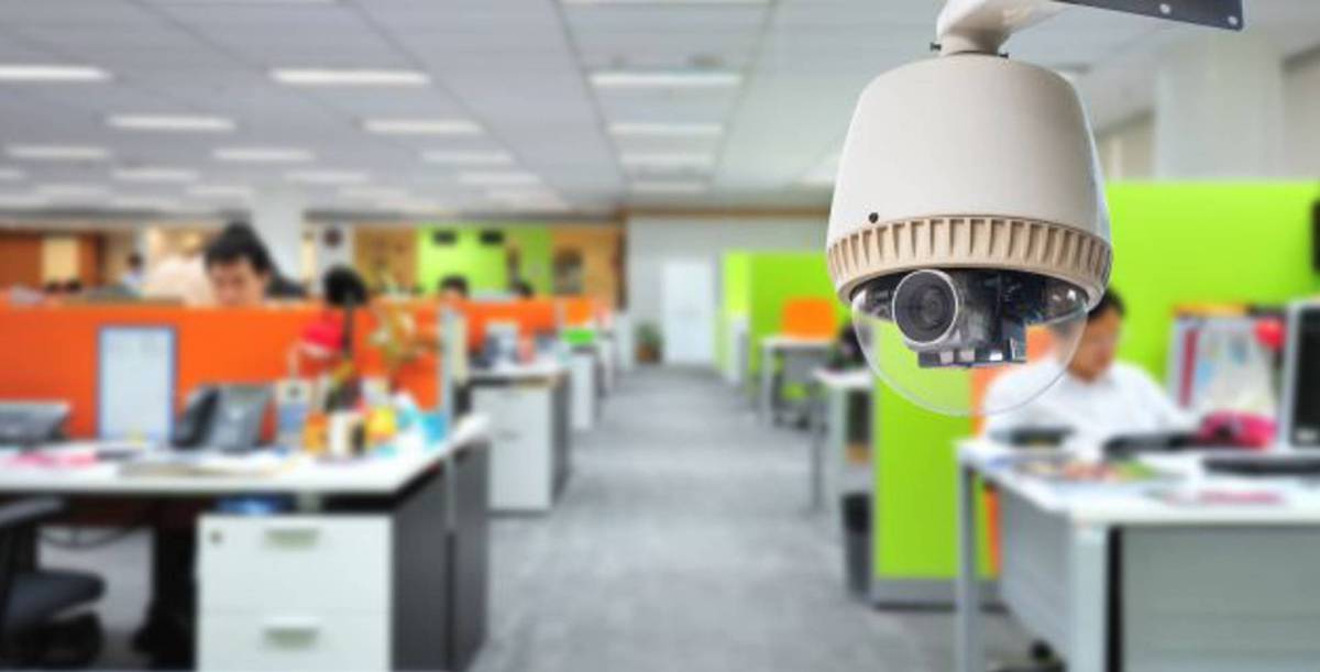 El control laboral con cámaras es legal solo si la empresa informa al empleado