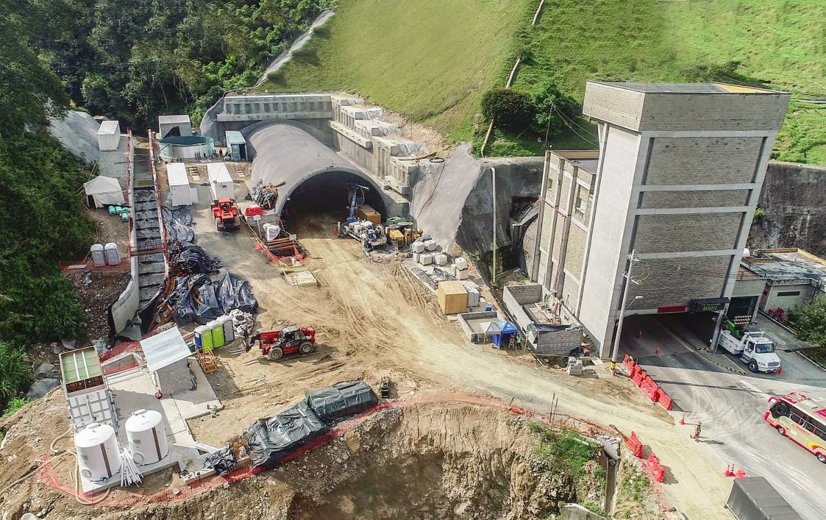 Trabajos de construcción de uno de los dos tubos del túnel de 4 kilómetros de la Autopista al Mar 1.