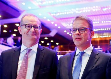 Martin Zielke, CEO de Commerzbank, Christian Sewing, su homólogo de Deutsche Bank, y Mario Draghi, presidente del BCE.