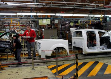 Dos empleados trabajando en la planta de Nissan en Barcelona.